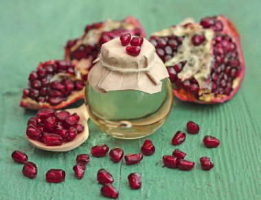 Nar çekirdeği yağı şişe mavi ahşap zemin üzerinde kapat-