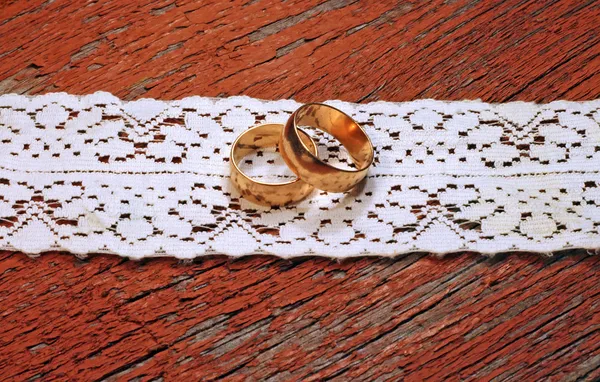 Anéis de casamento de ouro no fundo de madeira, close-up — Fotografia de Stock