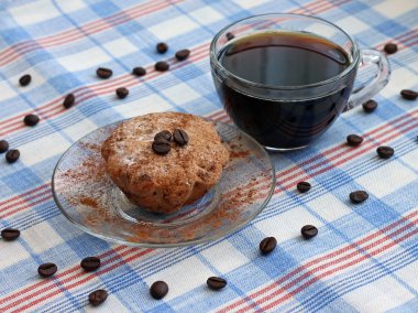 kahve ve pasta tabağı üzerinde