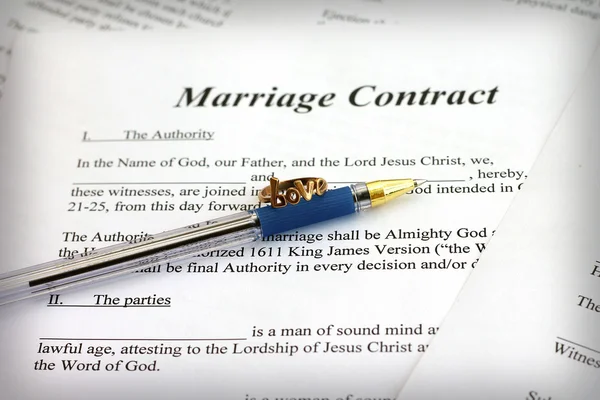 Шлюбний контракт з ручкою і кільцем, крупним планом — стокове фото