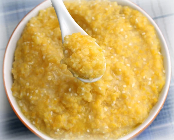 Boiled corn porridge in bowl, close-up — Stock Photo, Image