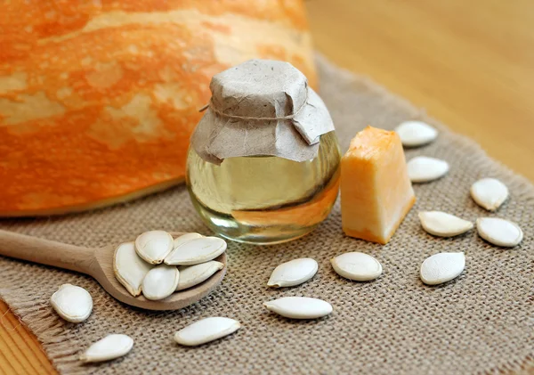 Pumpkin seed oil, close-up — Stock Photo, Image