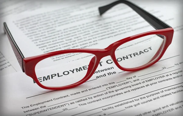Arbeidsovereenkomst en vrouwelijke rode bril, close-up — Stockfoto