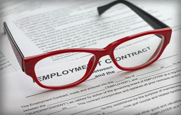 Contrato de trabalho e óculos vermelhos femininos, close-up — Fotografia de Stock