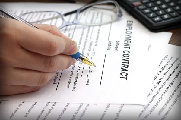 Mãos da mulher assinar um contrato de trabalho, close-up — Fotografia de Stock