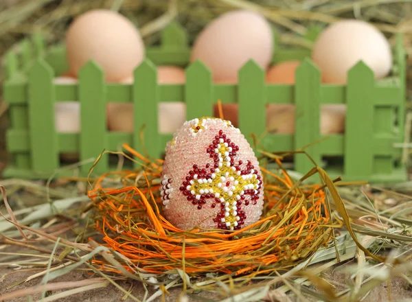 Beaded Easter egg on hay background, close-up — Stock Photo, Image