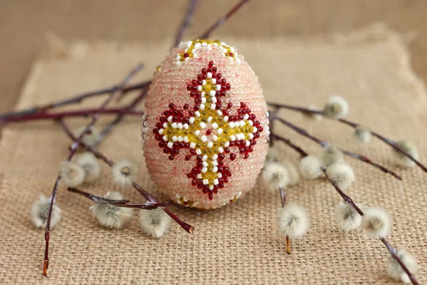 Beaded Easter egg with pussy-willow twigs , close-up — Stock Photo, Image