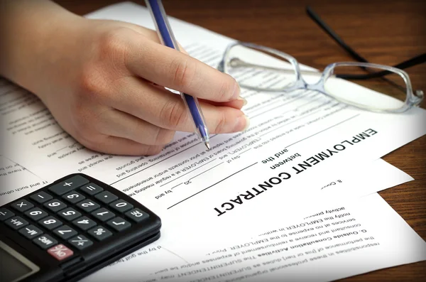 Handen van de vrouw ondertekenen een arbeidsovereenkomst wordt gesloten, close-up — Stockfoto