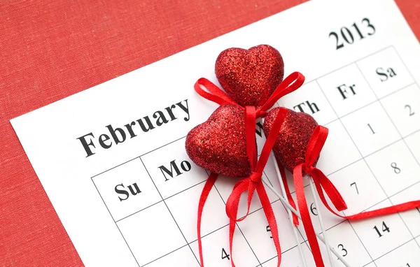 День святого Валентина в календаре с красными сердцами, крупным планом — стоковое фото