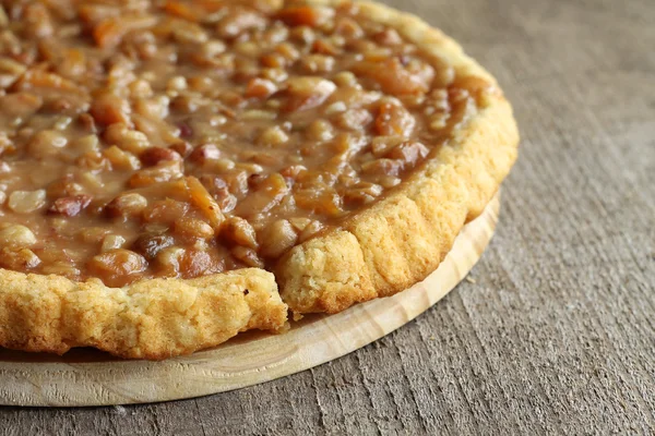 Crostata di caramello su fondo di legno — Foto Stock