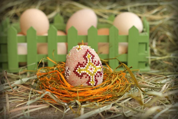 Beaded Easter egg in colorful nest — Stock Photo, Image
