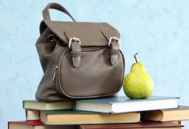 okul sırt çantası ile kitap ve armut, yakın çekim