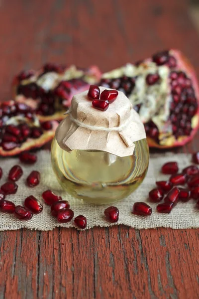 Obrázek aromatických granátové jablko olej ve skleněné lahvi — Stock fotografie