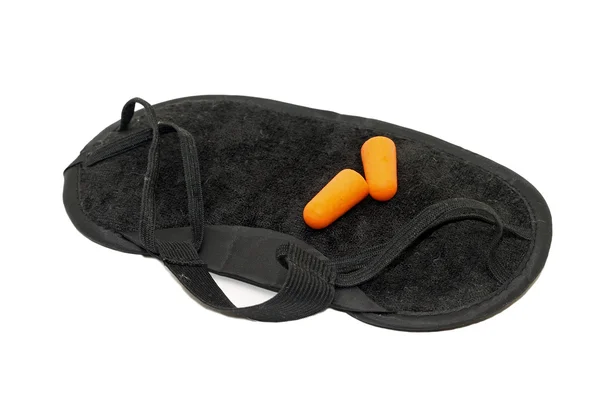 Mascarilla negra para dormir y tapones para los oídos aislados en blanco — Foto de Stock
