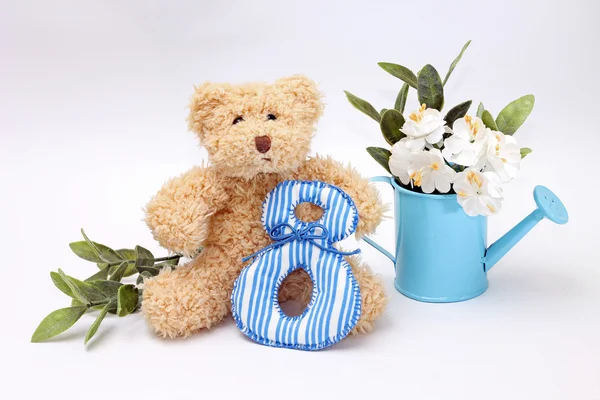 Composición el 8 de marzo - osito de peluche con flores —  Fotos de Stock