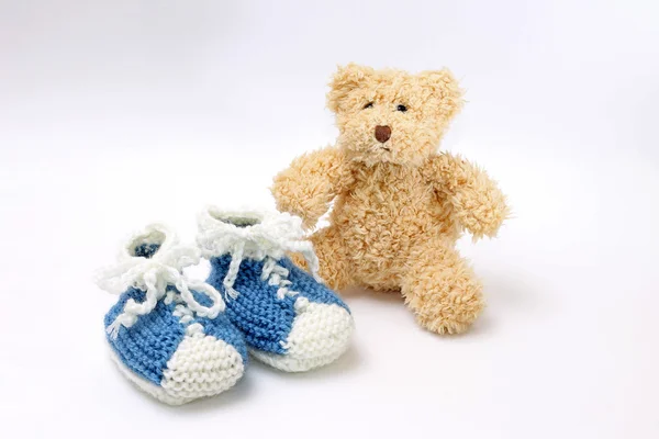 Подарок на рождение мальчика - ботинки и плюшевый мишка Стоковое Фото