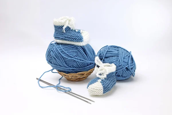 Jolies petites bottines avec fil et aiguilles à tricoter — Photo