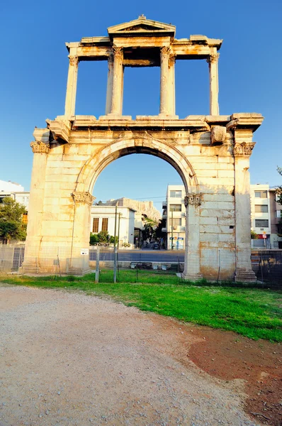 Arch of Hadrian with Acropolis seen in the background — Stock Photo, Image