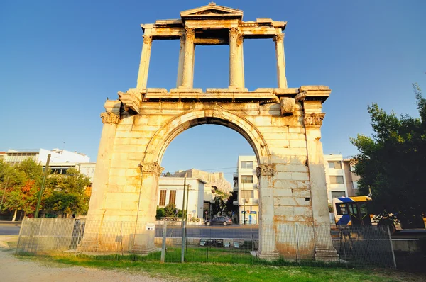 Arch of Hadrian with Acropolis seen in the background — Stock Photo, Image