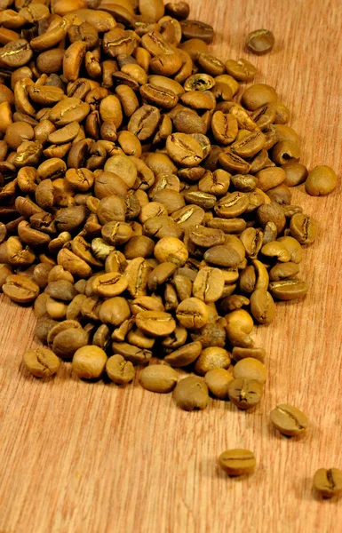 Свіжі смажені кавові зерна — стокове фото