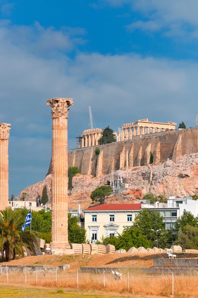 Olimpijczyk zeus i Akropol z Partenonu — Zdjęcie stockowe
