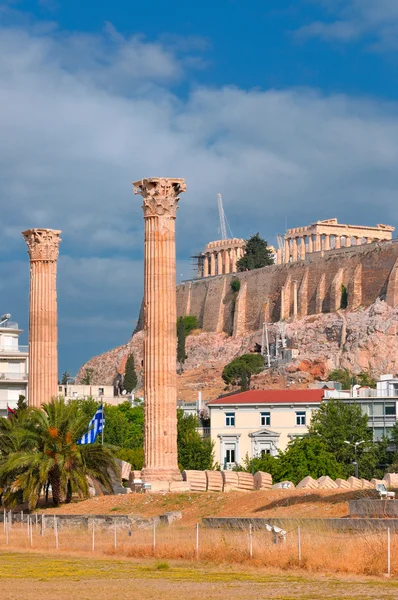 Templo de Zeus Olímpico y Acrópolis con Partenón —  Fotos de Stock