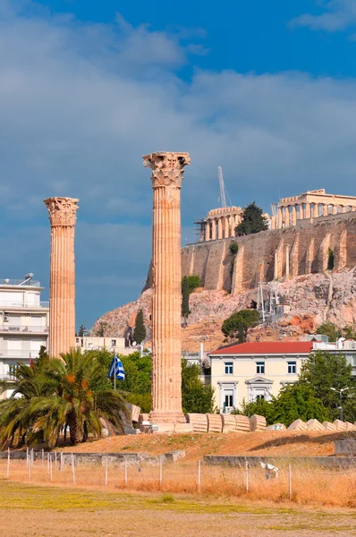 Ναός του Ολυμπίου Διός και η Ακρόπολη με τον Παρθενώνα — Φωτογραφία Αρχείου