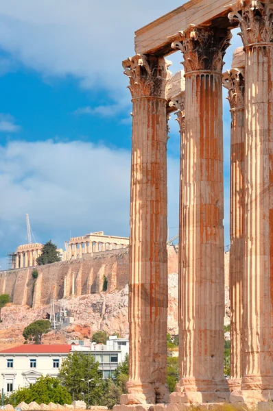 Templo de Zeus Olímpico y Acrópolis con Partenón — Foto de Stock