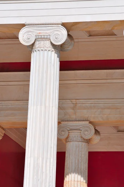 Nationaal Archeologisch museum in Athene, Griekenland. kolommen op t Stockfoto
