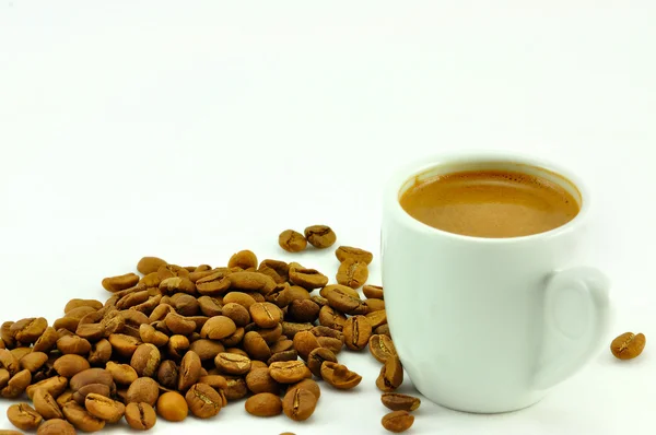 Egy csésze török, görög kávét andfresh Pörkölt babkávé — Stock Fotó