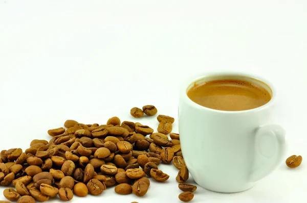 Una taza de café turco, griego ygranos de café tostados frescos —  Fotos de Stock