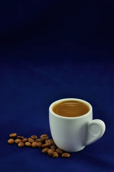 Una taza de café turco, griego ygranos de café tostados frescos —  Fotos de Stock