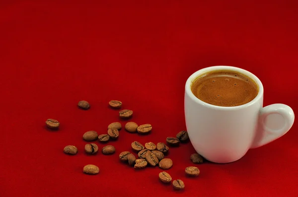 Una taza de café turco, griego ygranos de café tostados frescos —  Fotos de Stock