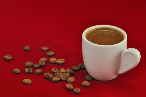 Una taza de café turco, griego ygranos de café tostados frescos —  Fotos de Stock