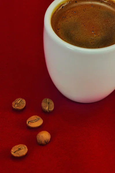 Una taza de café turco, griego ygranos de café tostados frescos —  Fotos de Stock