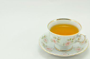 Porselen çay bardağı çay beyaz zemin üzerine tam