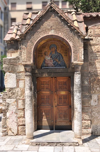 Ingang van de kerk van panaghia kapnikarea — Stockfoto
