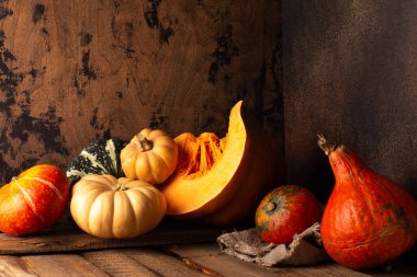Kırsal ve karanlık bir şekilde ahşap masanın üzerinde çeşitli pompalarla dolu bir hayat. Sebzeler kapanıyor..