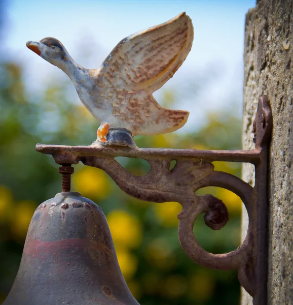 Campana arrugginita con anatra — Foto Stock