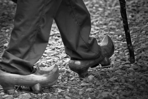 Man lopen met traditionele schoeisel — Stockfoto