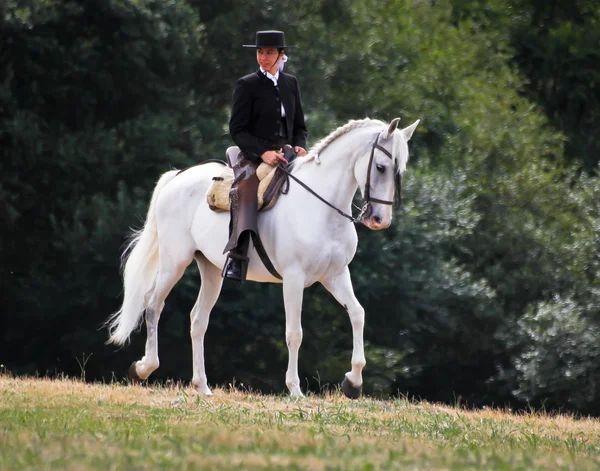 Mulher espanhola montando um cavalo — Fotografia de Stock