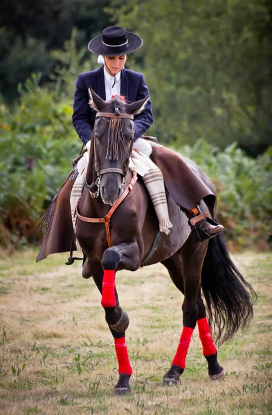 Flamenco mulher montando um cavalo — Fotografia de Stock