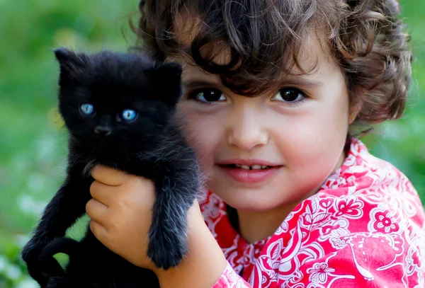 Criança com gatinho — Fotografia de Stock