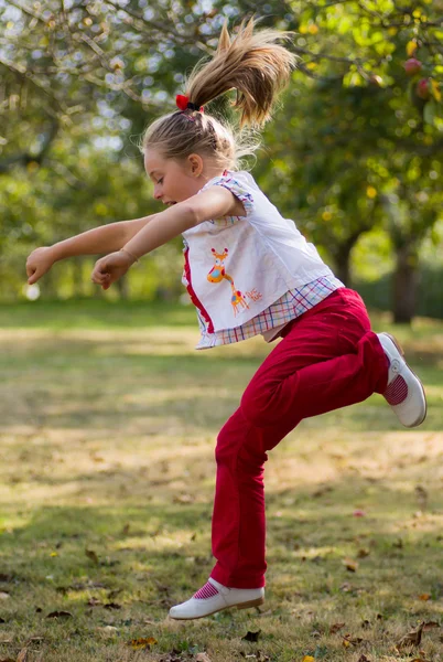 Kid hoppning — Stockfoto