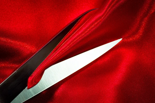 Nůžky na červené tkaniny — Stock fotografie
