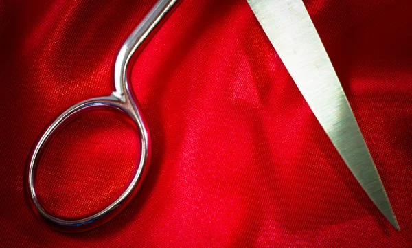 Tesoura em tecido vermelho — Fotografia de Stock