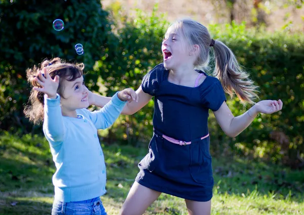 Niños jugando con burbujas —  Fotos de Stock