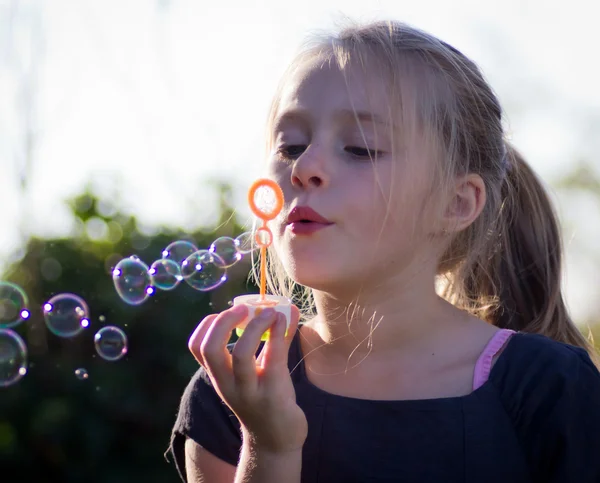 Ragazzina giocare con bolle — Foto Stock