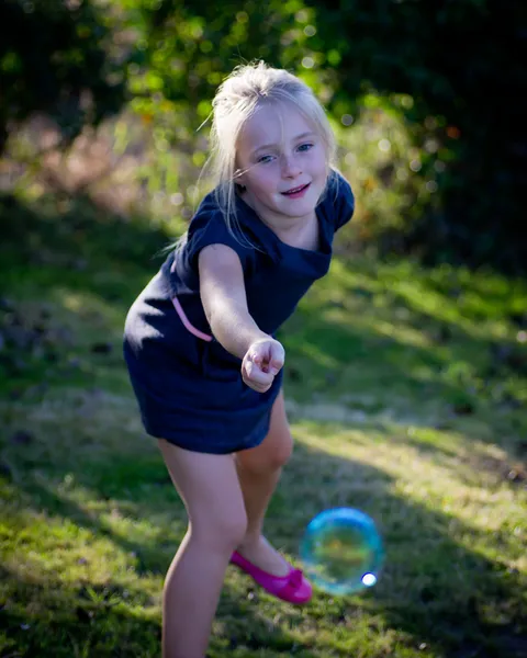 Menina brincando com bolhas — Fotografia de Stock