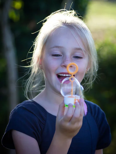Menina brincando com bolhas — Fotografia de Stock